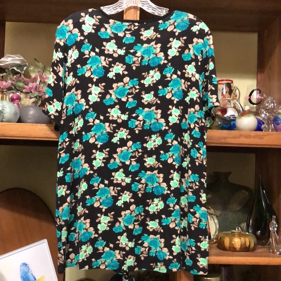 Faith and Joy Ladies Floral Top - Picture 2 of 10